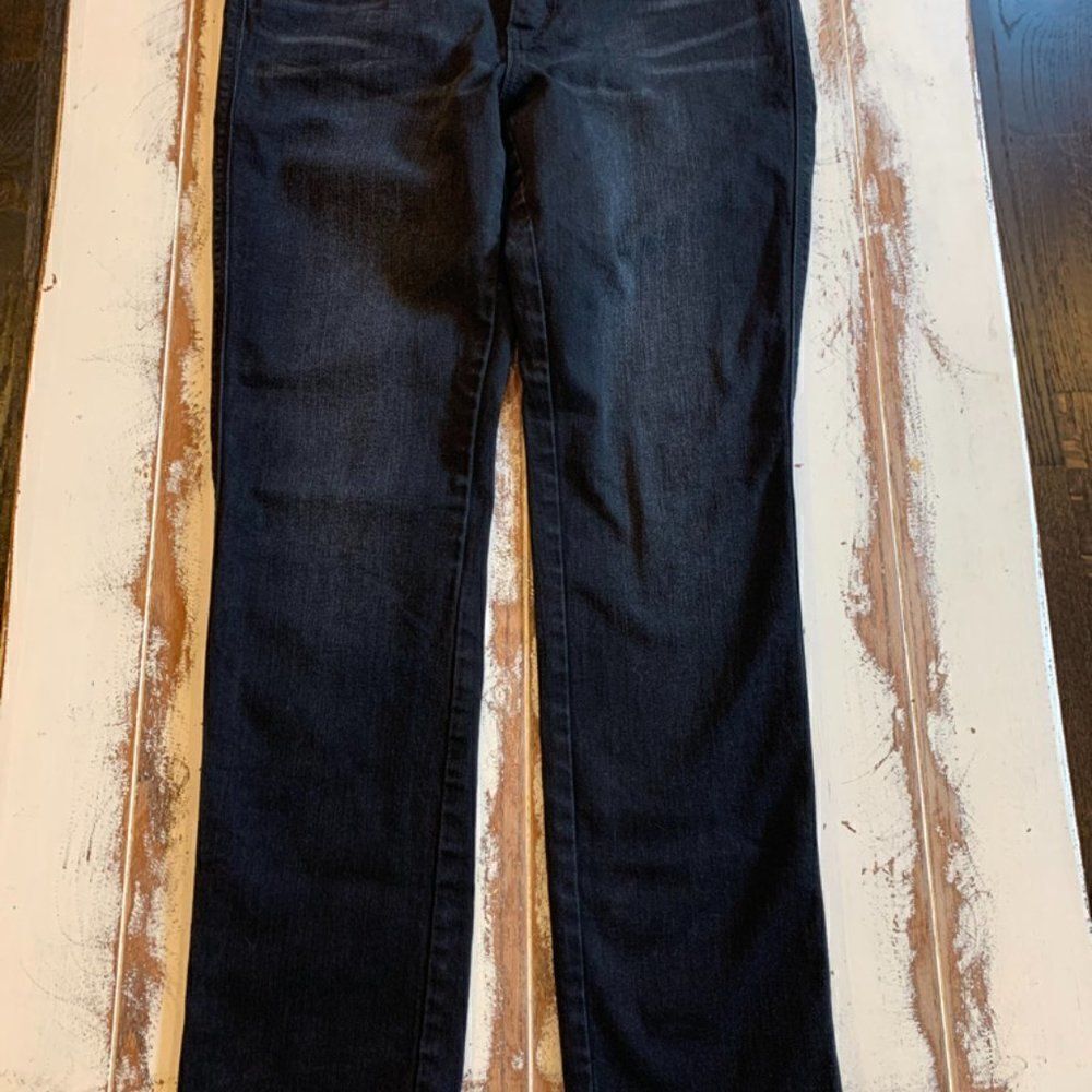 Levi's Skinney Leg Size 10. 30x32